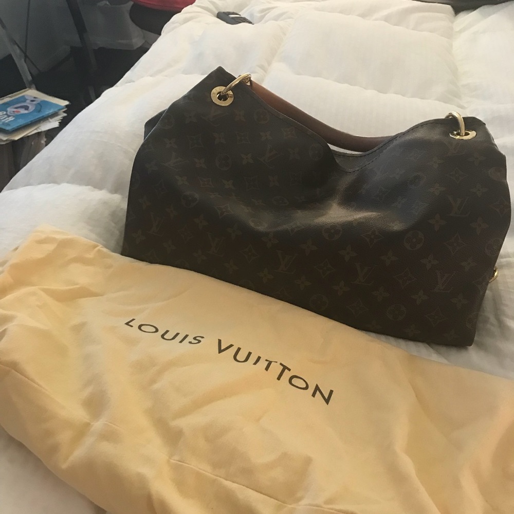 Louie Vuitton Artsy MM MNG Bag